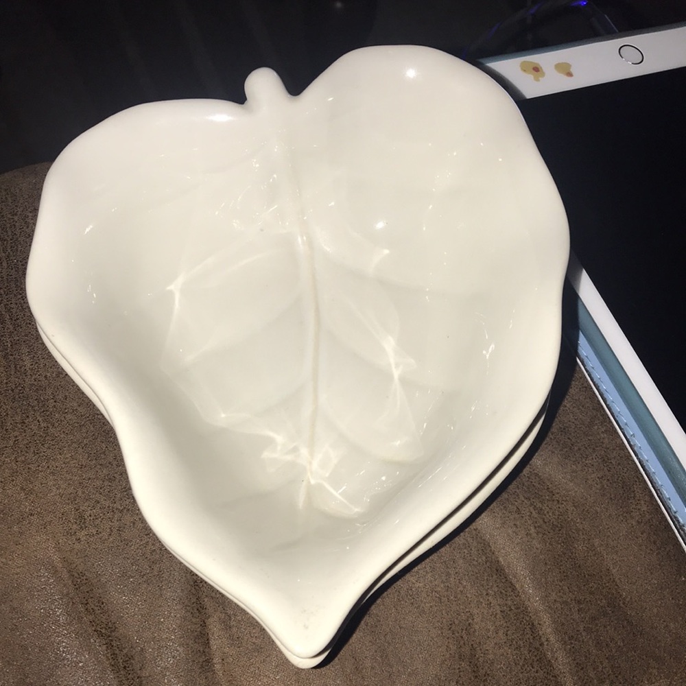 Small white ceramic leaf bowl by Cindy Crawford - Picture 2 of 7